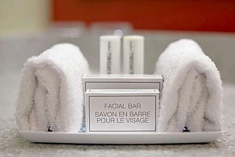 Room, 2 Queen Beds, Balcony, River View (2 Queen Beds)