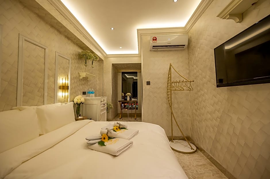A Residence @ Between Hilton & Cititel Hotel