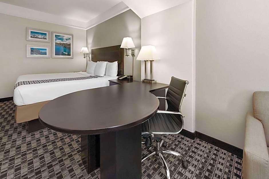 Photo 1 of 4 of Deluxe 1 King Bed, Mobility Accessible, Grab Bars, Bathtub