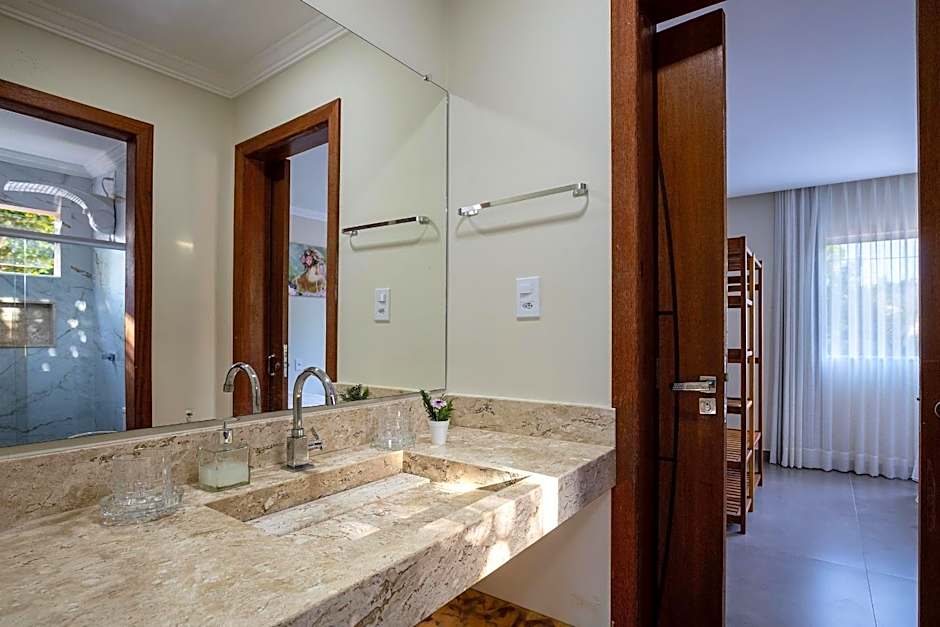 Casa com Piscina e Churrasqueira Privativa !