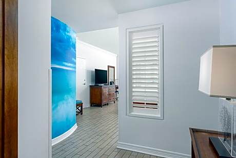 2 Queen Bay View with Balcony