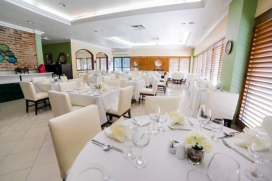 Courtleigh Hotel & Suites