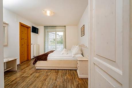 Double or Twin Room with Mountain View