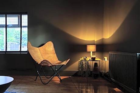 BOHOME moody 2 bed garden cottage Macclesfield centre