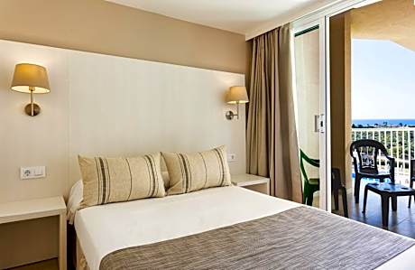 Family Room (2 Adults + 1 Child)