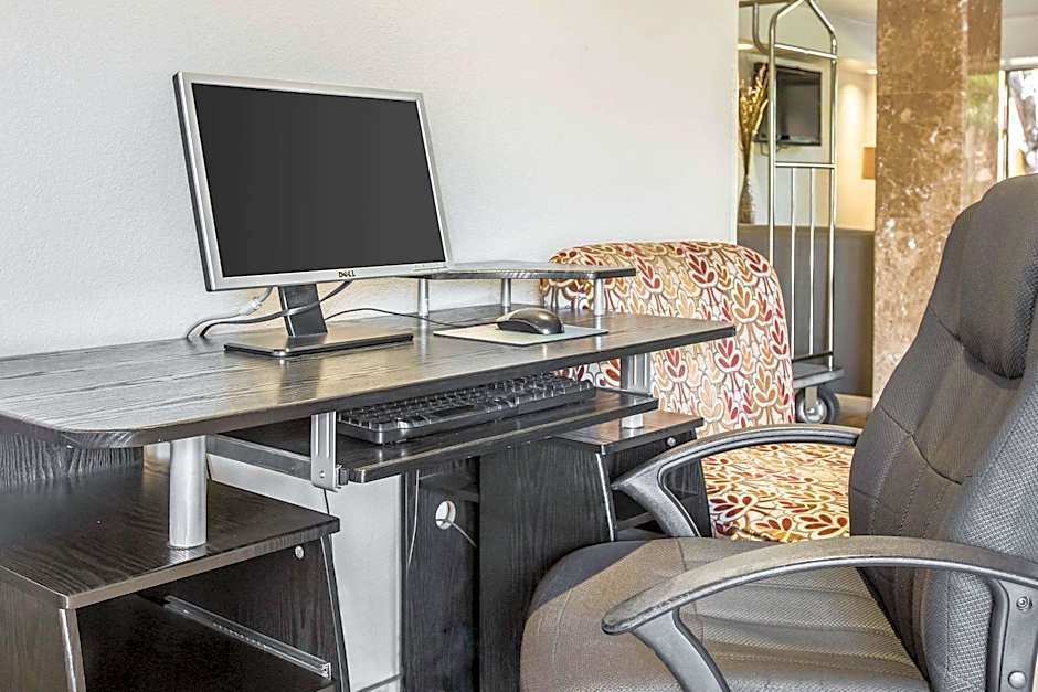 Quality Inn & Suites Bakersfield