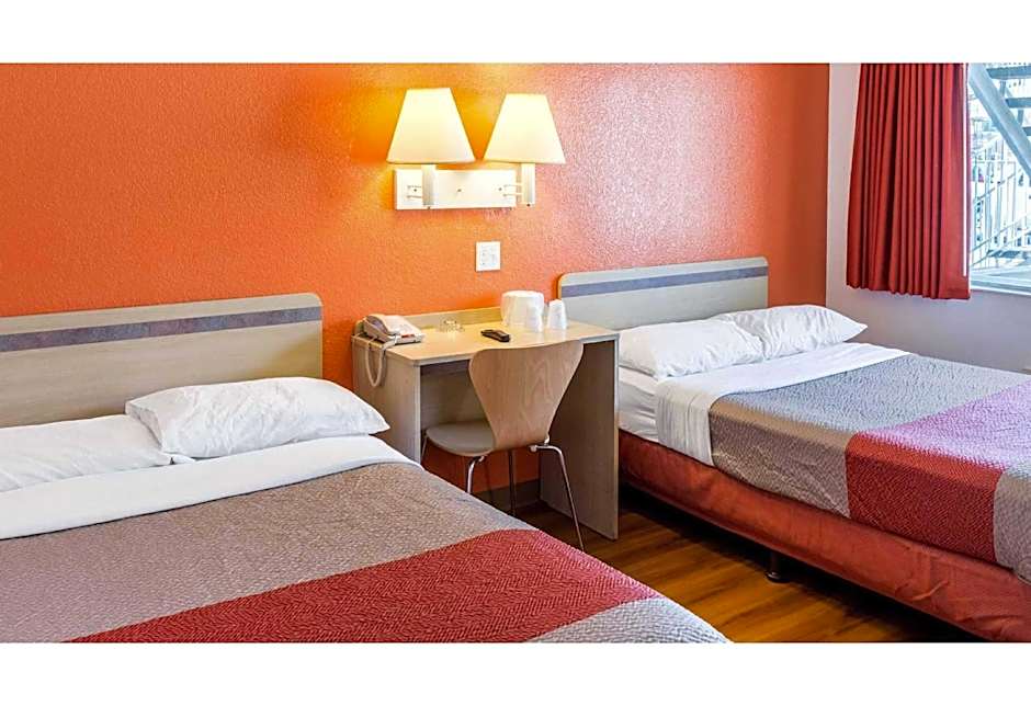 Motel 6-Bakersfield, CA - Convention Center