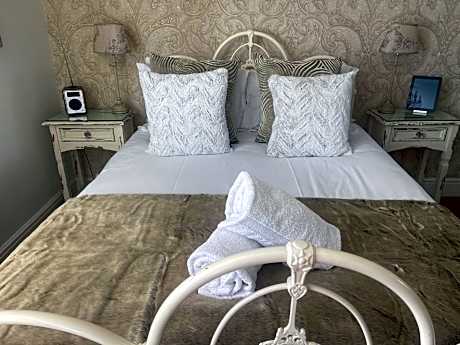 King-Premier-Ensuite with Shower-Partial sea view-room. no 6