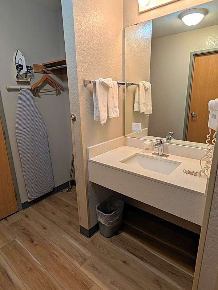 Days Inn & Suites by Wyndham Castle Rock