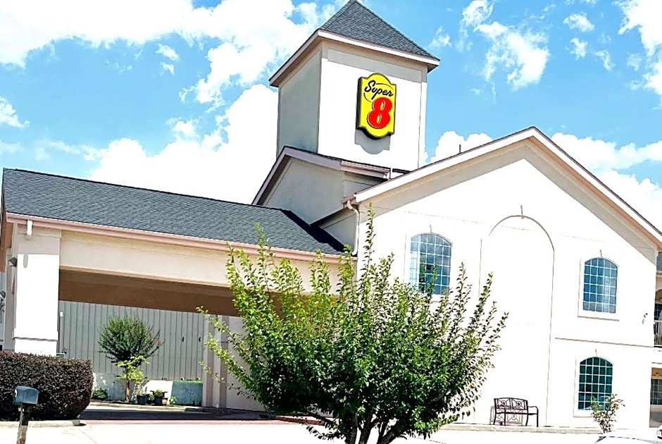 Super 8 by Wyndham Montgomery/ Lake Conroe