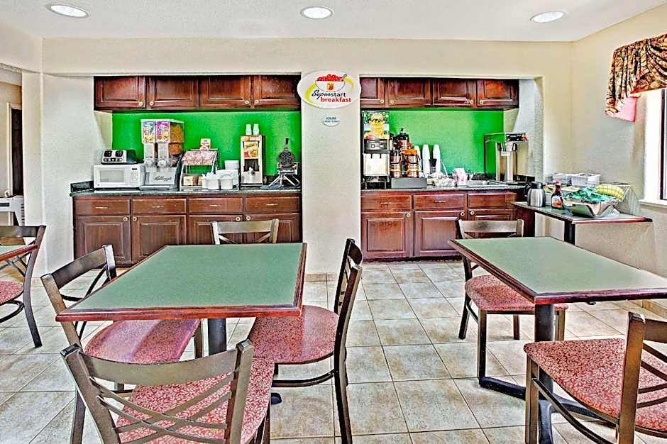 Super 8 by Wyndham Baytown / I-10