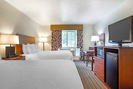 2 Queen Beds Non-Smoking Microwave And Refrigerator Wi-Fi Full Breakfast