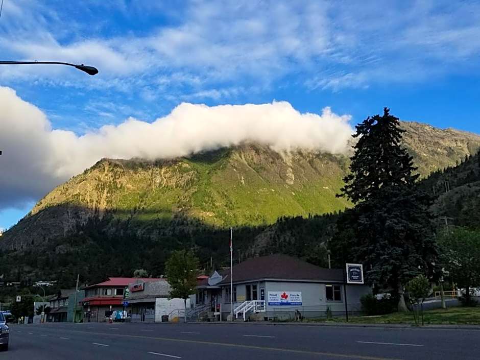 Canadas Best Value Inn Mile 0