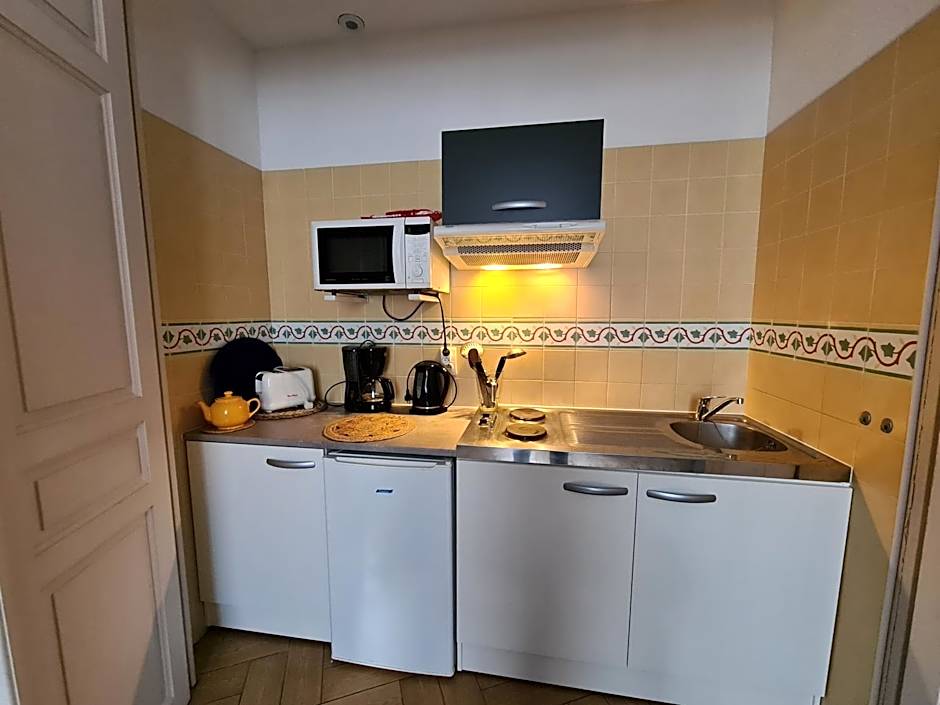 Chambres d'Hôtes et Gîtes- L'Abri sous Roche