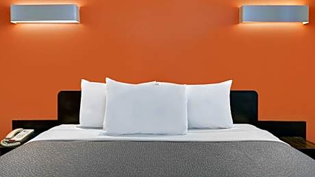 1 Full Bed | ADA/RI Shower/Suite