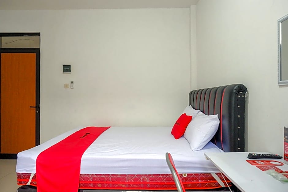 RedDoorz Syariah near Universitas Jenderal Soedirman 2