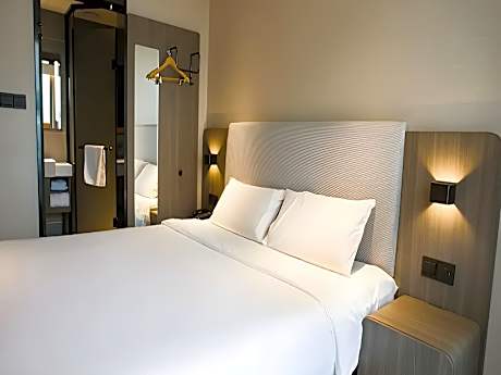 Huazhu - Room With Bed