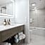 456 Embarcadero Inn & Suites