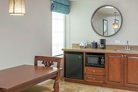 1 King Mobility/hearing Access Tub Studio Ns Vis Doorbell Alrt/vis Telephone Alrt /sofabed Microwv/f