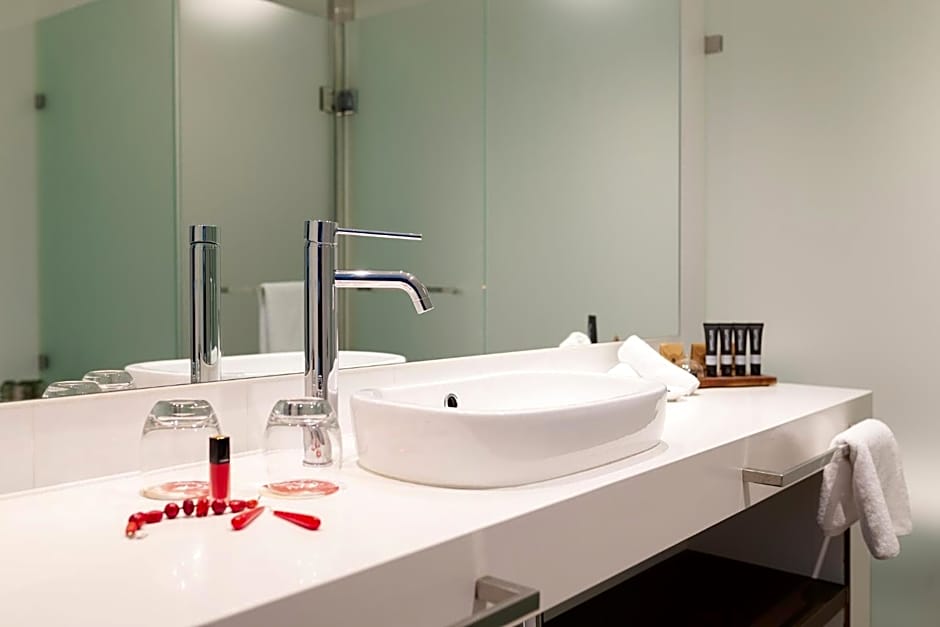 East Hotel and Apartments