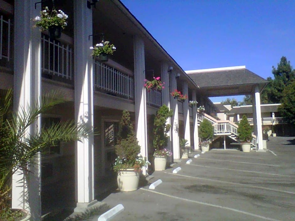 Caravelle Inn & Suites
