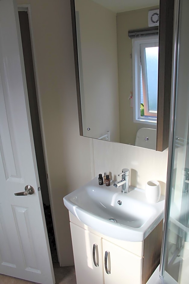 Moonlight Ridge -2 bedroom lodge with hot tub