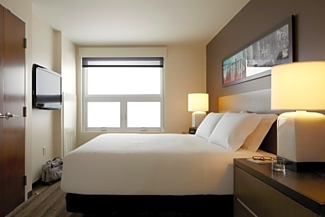 Accessible Den Guestroom King Bed With Rollin Shower