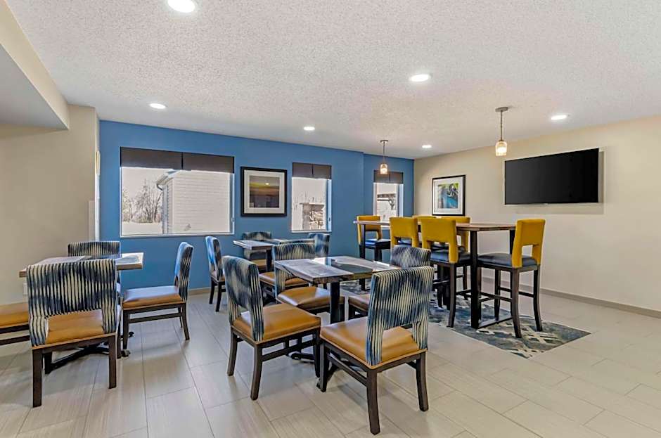 Clarion Pointe Staunton East