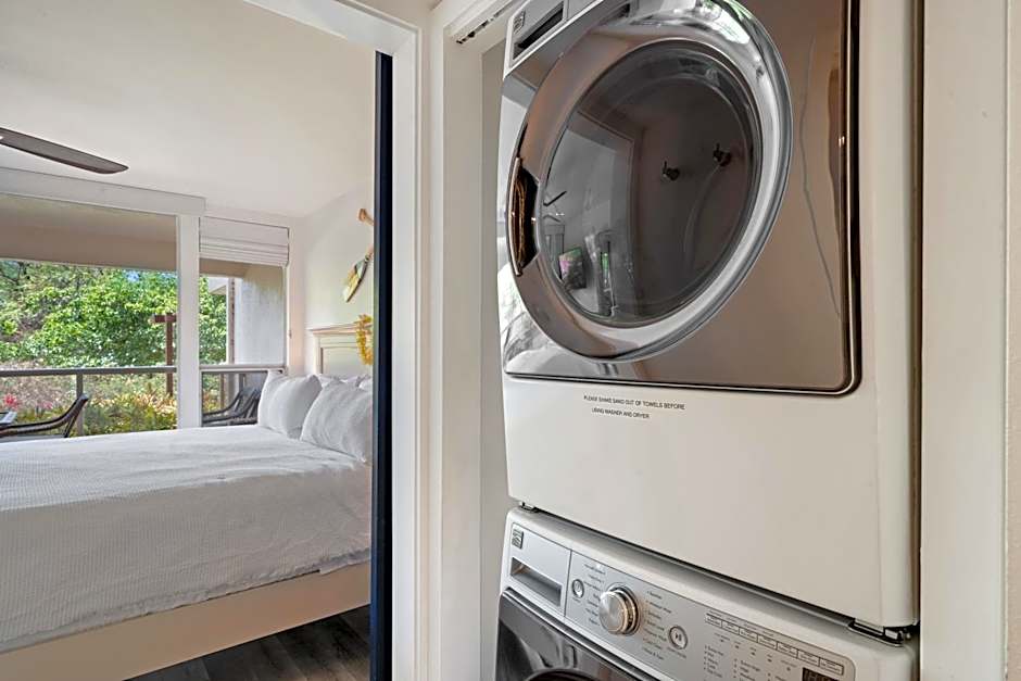 Renovated Condo - 3 Min Walk to Toes in the Sand!