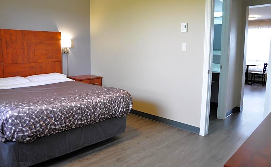 Moonlight Inn & Suites