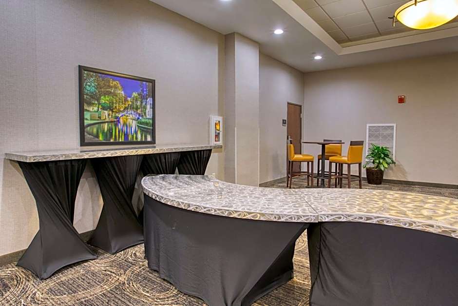 Drury Inn & Suites Near La Cantera