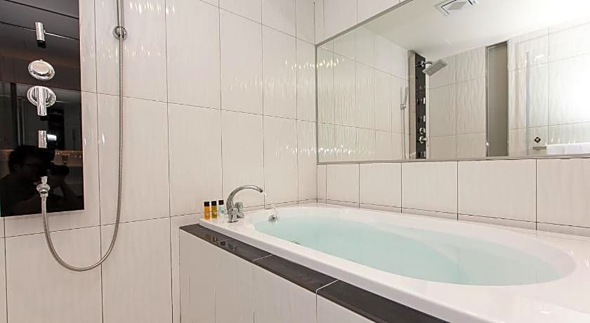 Fairytale YiSu Hot Spring Hotel