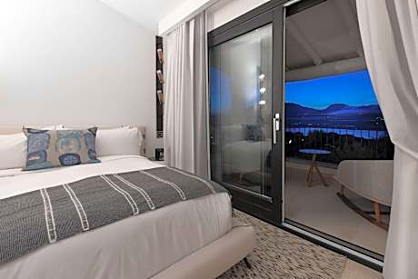 Deluxe Queen Room with Sea View