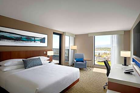 Executive King, Guest room, 1 King, Water view, Balcony