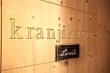 Apartment with Mountain View