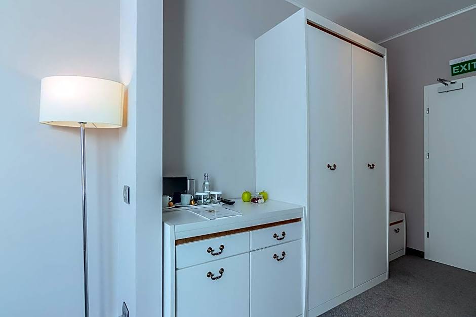 New Era Hotel Old Town - Covered paid parking within 10 minutes walk