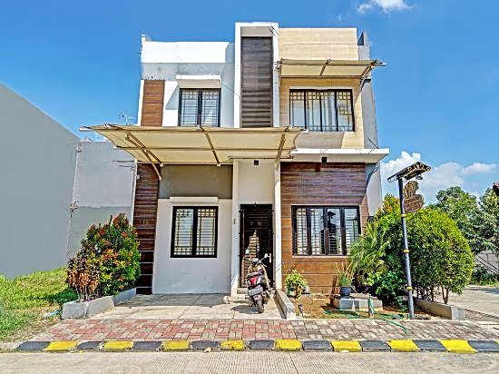 OYO 92768 Flagship Exclusive Colombus Near Stasiun Karawang