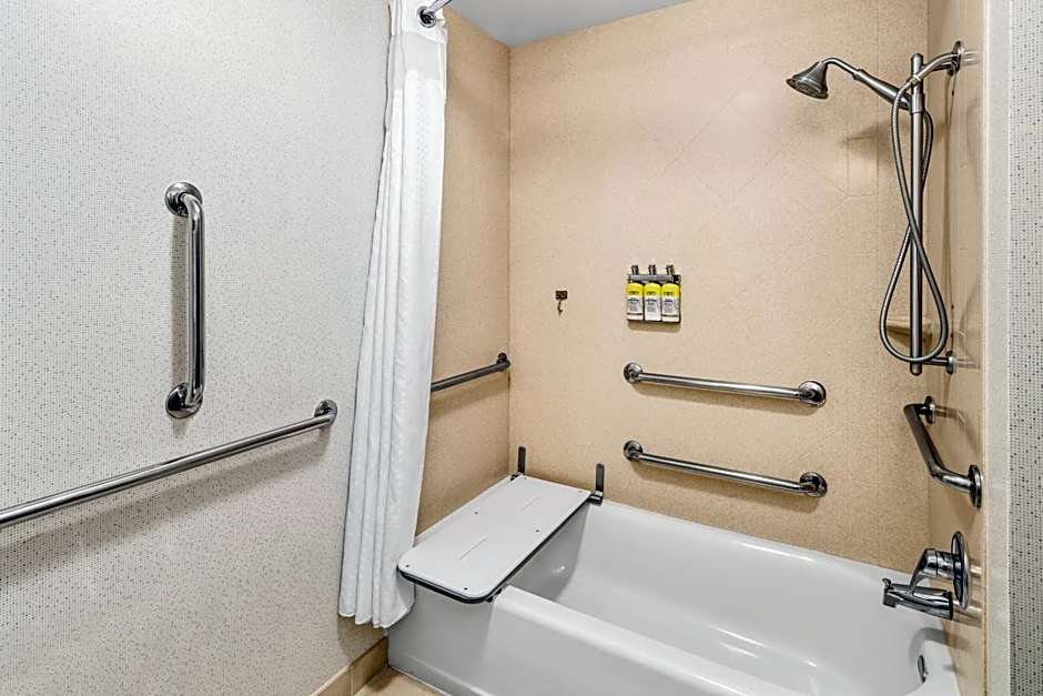Holiday Inn Express & Suites Wilmington-Newark by IHG