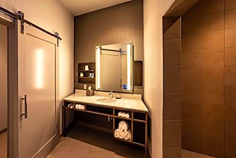 1 King W/Luxury Bathroom-Upgraded Amenities