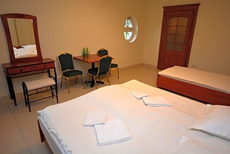 Basic Triple Room with Shared Bathroom