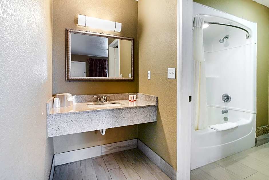 OYO Hotel Lake Charles Hwy 10