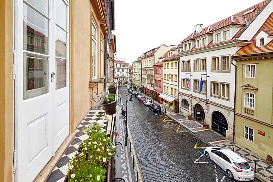 Three Golden Crowns Apartments