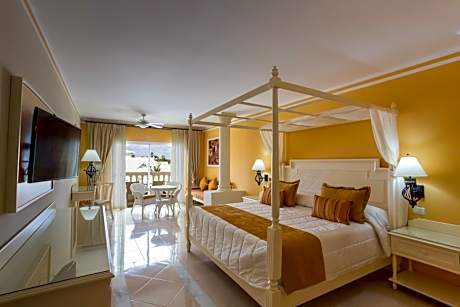 Junior Suite Deluxe Ocean Front (2 Adults)