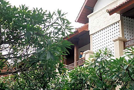 Fourteen Roses Beach Hotel