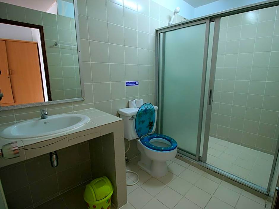 Beachfront Hotel Cha Am