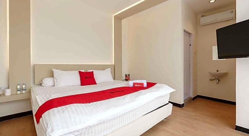 RedDoorz Plus near Millenium ICT Centre Medan 2