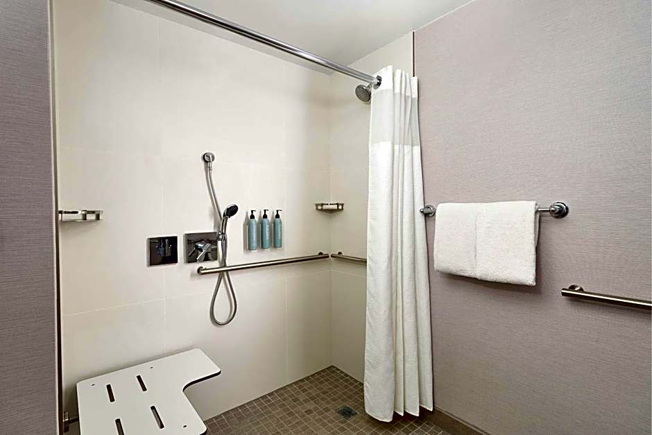 Courtyard by Marriott St. Louis Westport Plaza