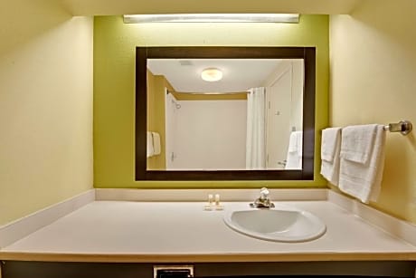 King Room with Bath Tub - Mobility/Hearing Accessible - Non-Smoking