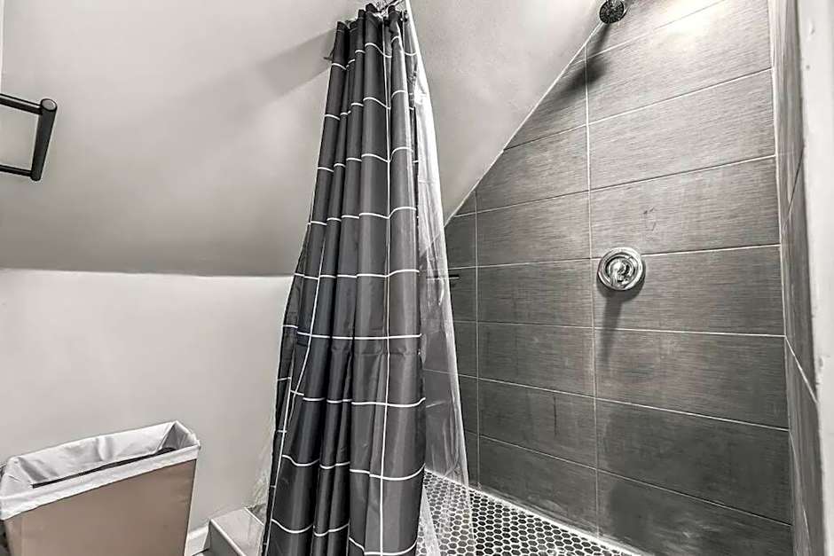 3rd Story Loft Islandview Pets Included with Free Parking!