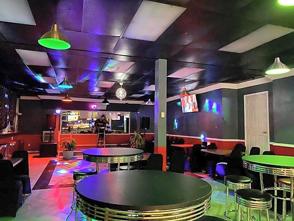 R Nite Star Inn and Suites -Home of the Cowboys & Rangers